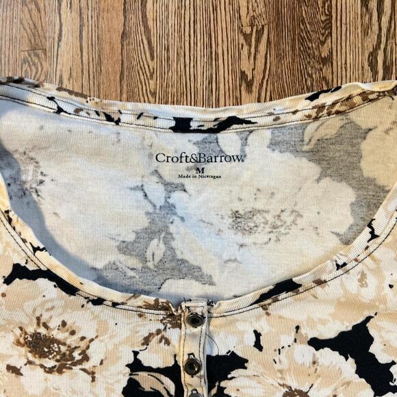 White and black floral top - Picture 2 of 4